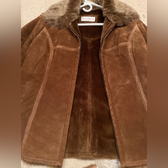 Vintage- Genuine Leather Jacket with warm plush collar. Excellent condition. - Picture 3 of 7